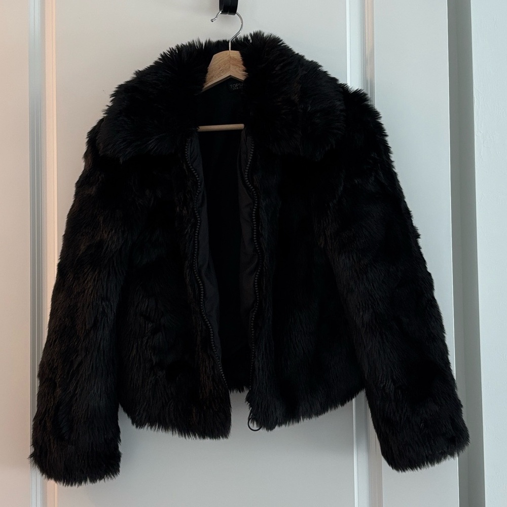 Black faux fur jacket—like new!! 🔥❤️💕